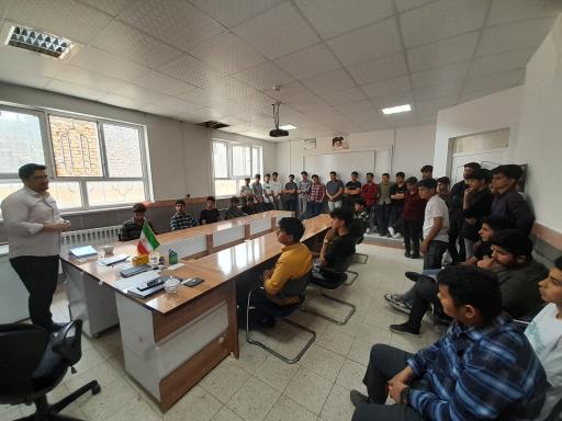 عکس دبیرستان نمونه دولتی صالحان