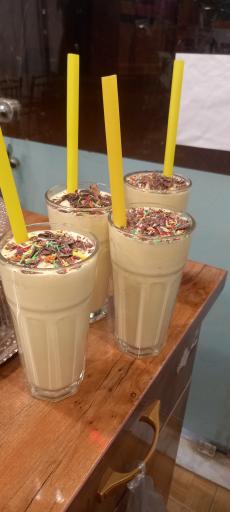 عکس آبمیوه و بستنی زردکوهی