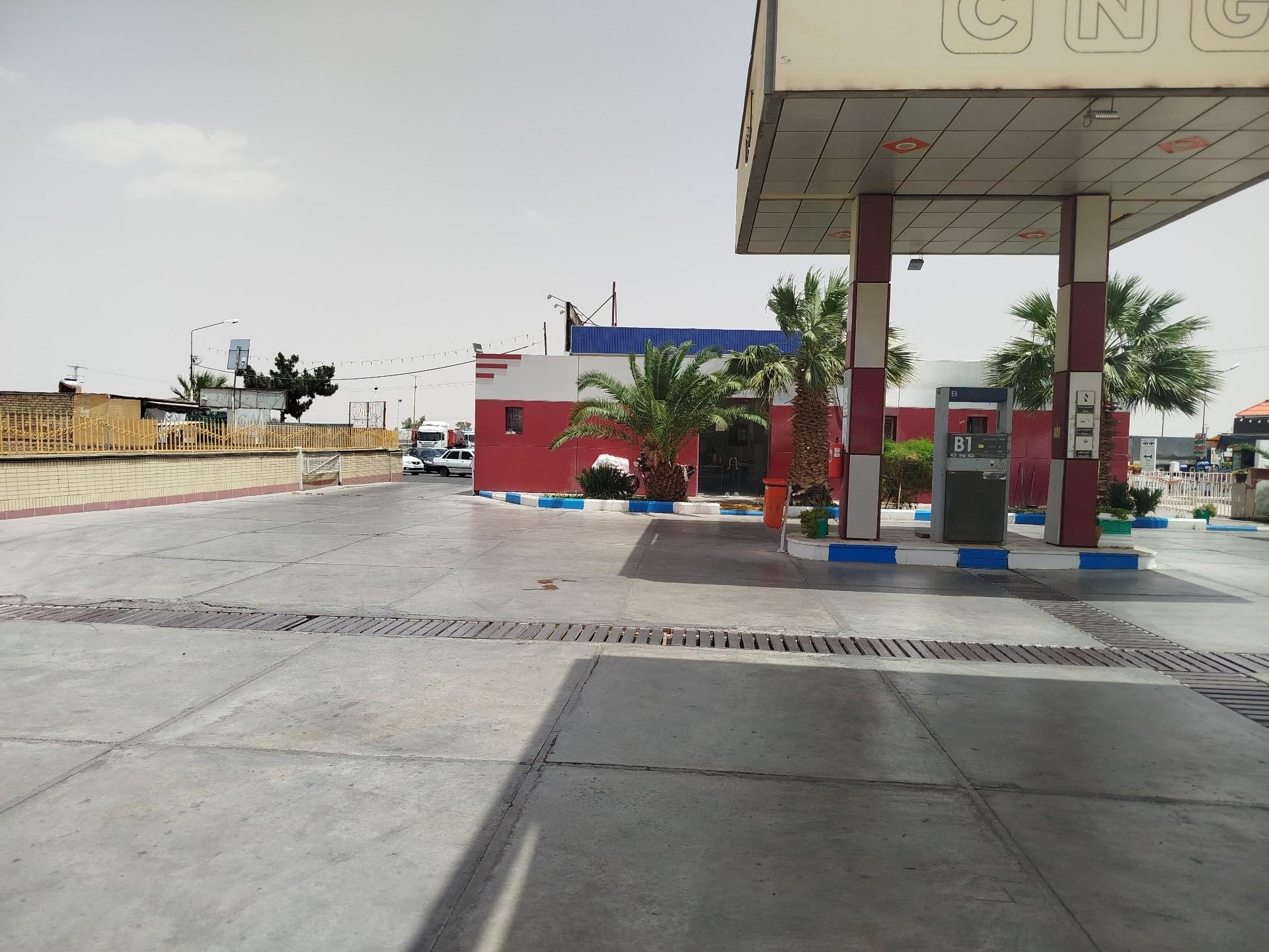 عکس جایگاه بنزین و CNG قائم خزاق
