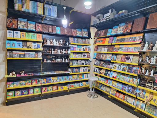 عکس فروشگاه کتاب و شاهنامه 