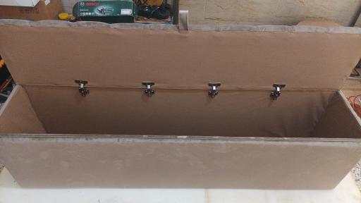 عکس دکوراسیون داخلی و مبلمان فلزی سرخ