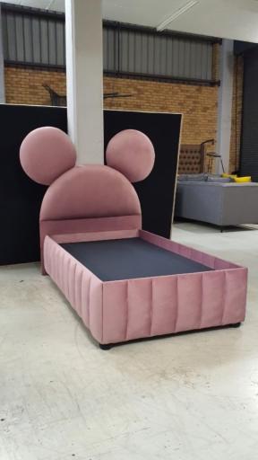 عکس دکوراسیون داخلی و مبلمان فلزی سرخ