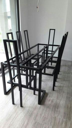 دکوراسیون داخلی و مبلمان فلزی سرخ