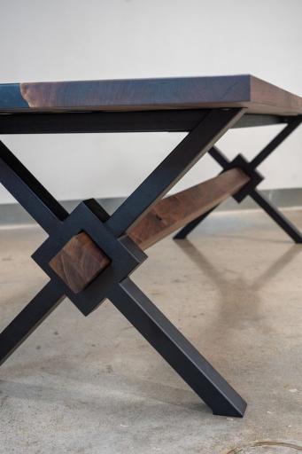 دکوراسیون داخلی و مبلمان فلزی سرخ