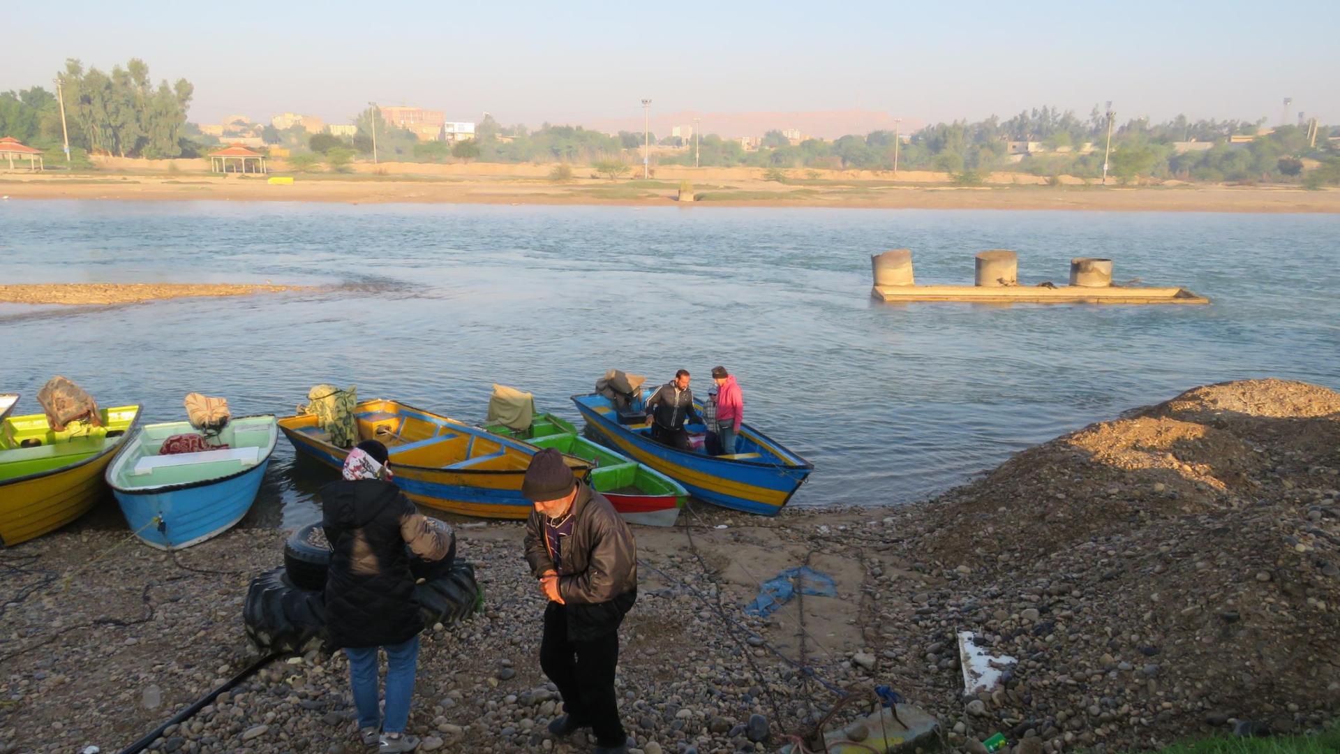 عکس لنگرگاه قایق های موتوری کارون