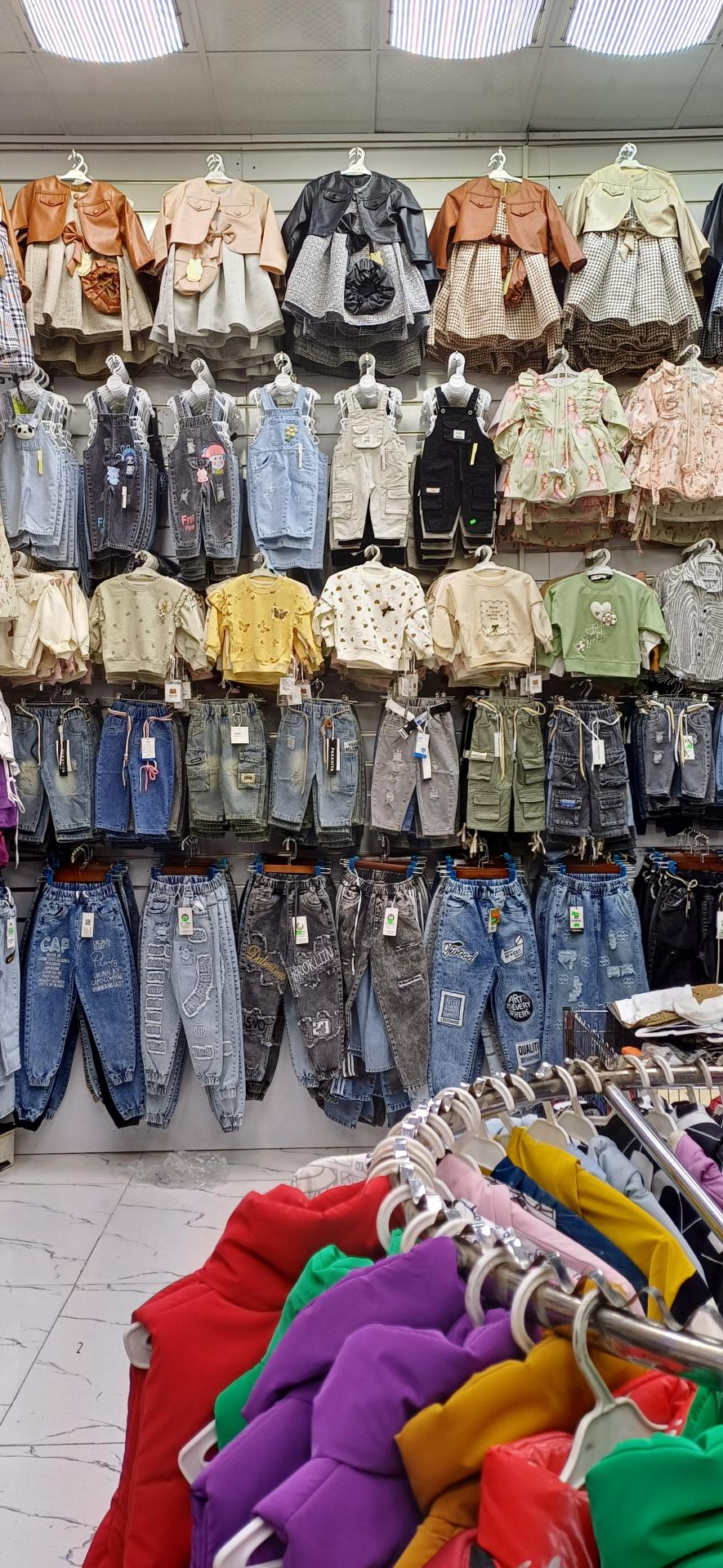 عکس فروشگاه لباس دنیای کودک