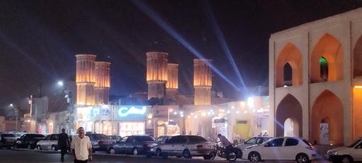 عکس بادگیرهای گوشه چپ میدان