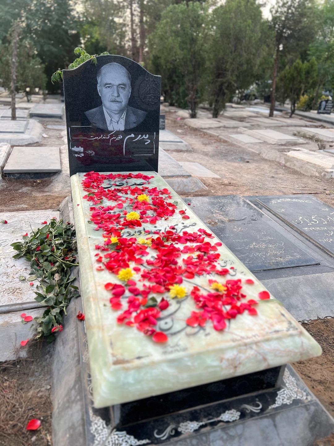 عکس مزار احد آقائی