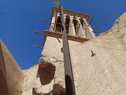 عکس بادگیرهای گوشه چپ میدان