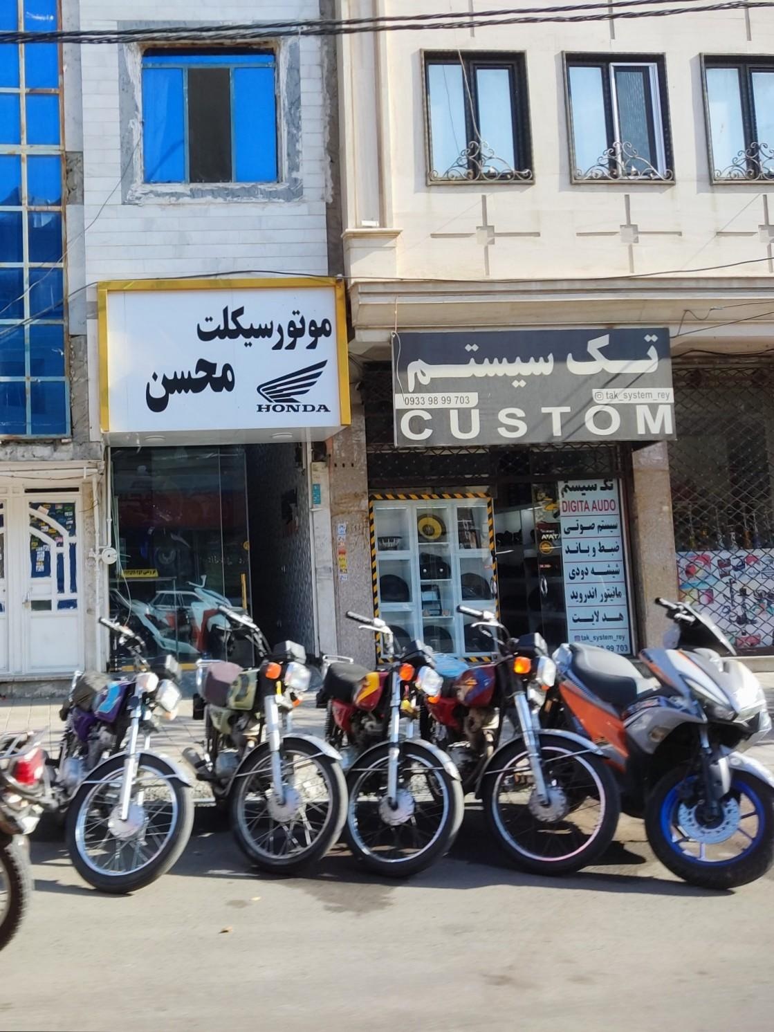 عکس نمایشگاه موتورسیکلت محسن 