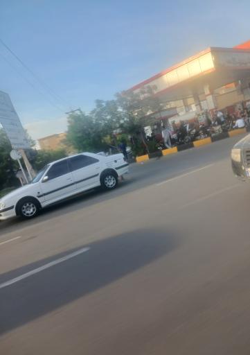 عکس پمپ بنزین کارگر