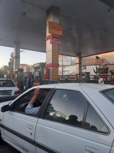 عکس پمپ بنزین کارگر