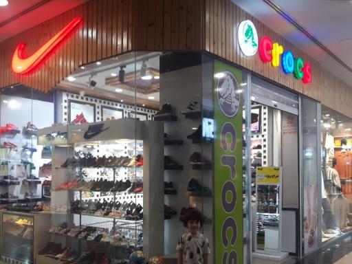 عکس فروشگاه crocs