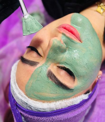 عکس سالن زیبایی اندیشه