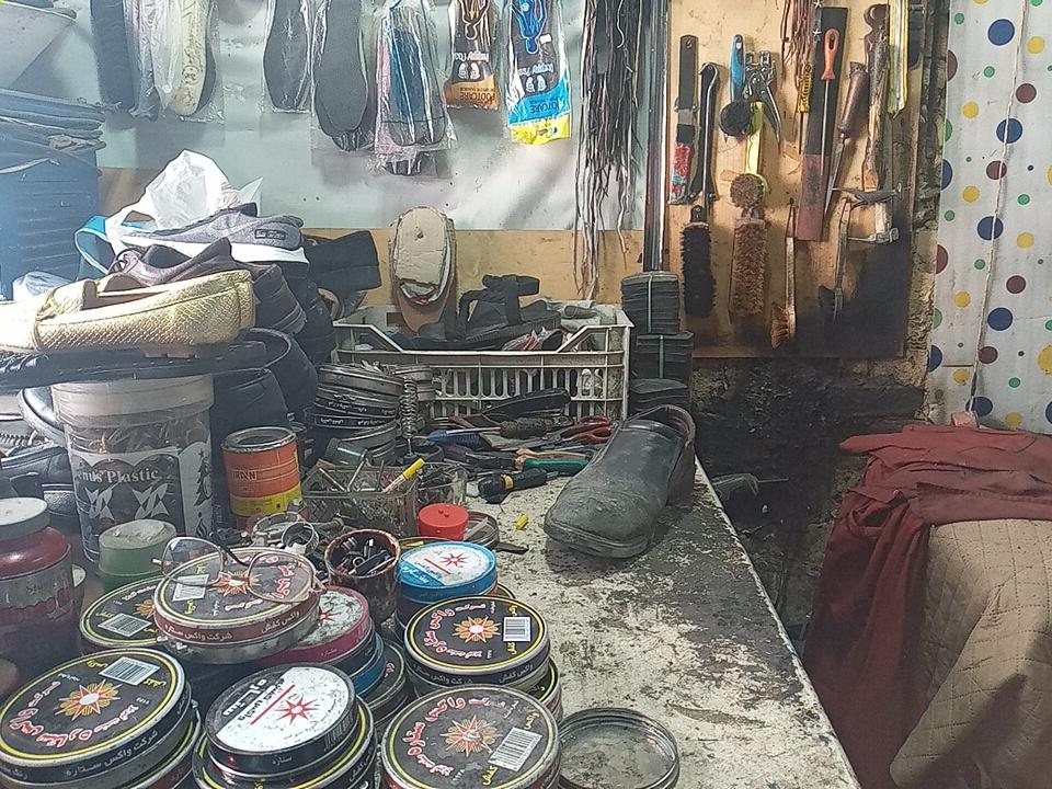 عکس تعمیر کفش علی