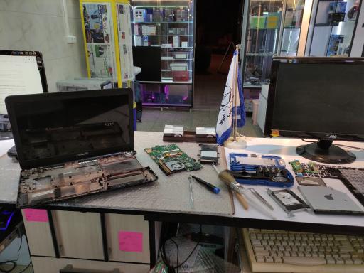 عکس فروشگاه تخصصی لپ تاپ آرومید