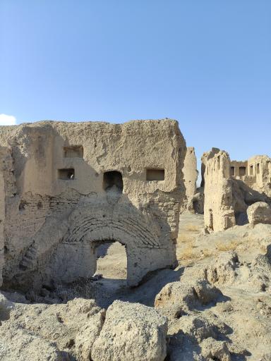 عکس قلعه تاریخی حسین آباد شاندیز