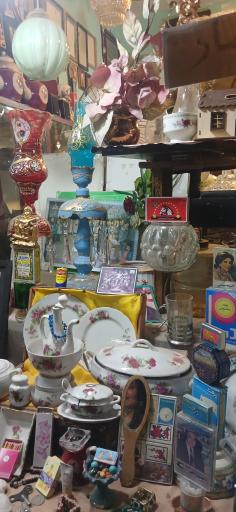 عکس مغازه وسایل آنتیک و نوستالژی
