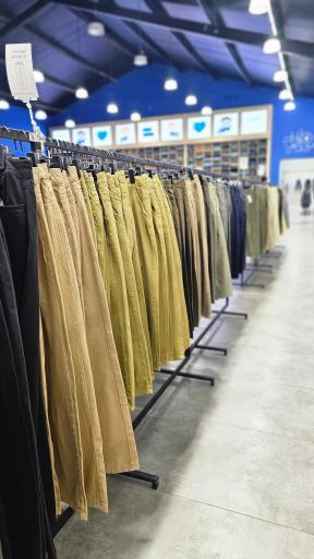 عکس فروشگاه بلو اوتلت لباس و شلوار
