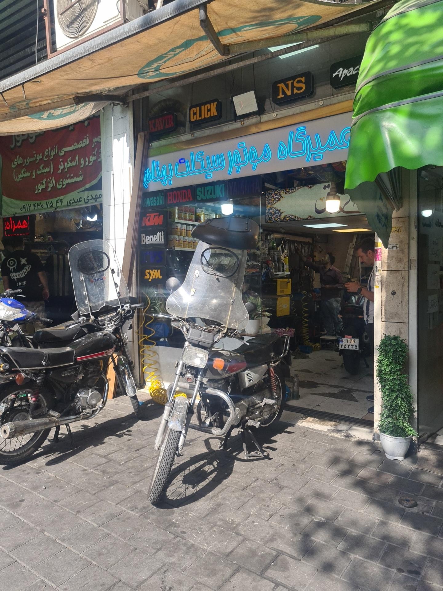 عکس تعمیرات موتورسیکلت بهنام