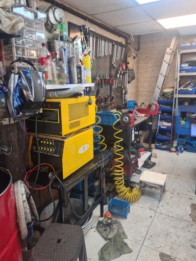 عکس تعمیرات موتورسیکلت بهنام