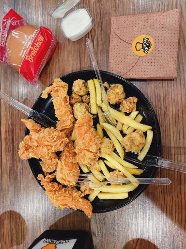 عکس پیتزا خونه شعبه صاحب‌الزمان