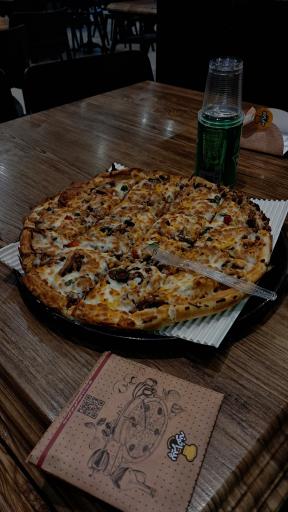 عکس پیتزا خونه شعبه صاحب‌الزمان