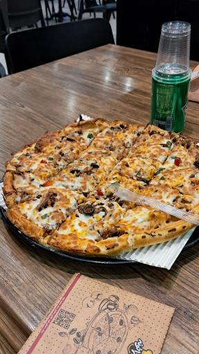 عکس پیتزا خونه شعبه صاحب‌الزمان