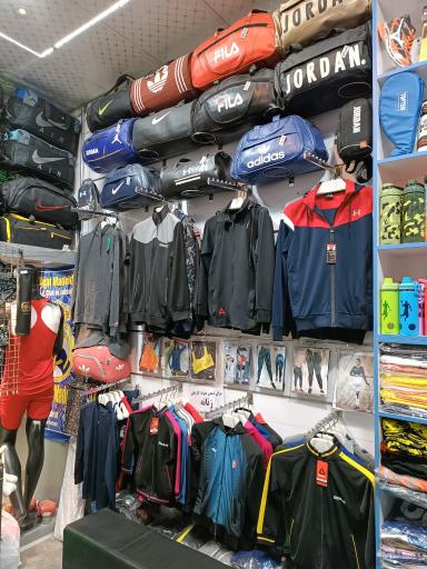 عکس فروشگاه ورزشی نایک