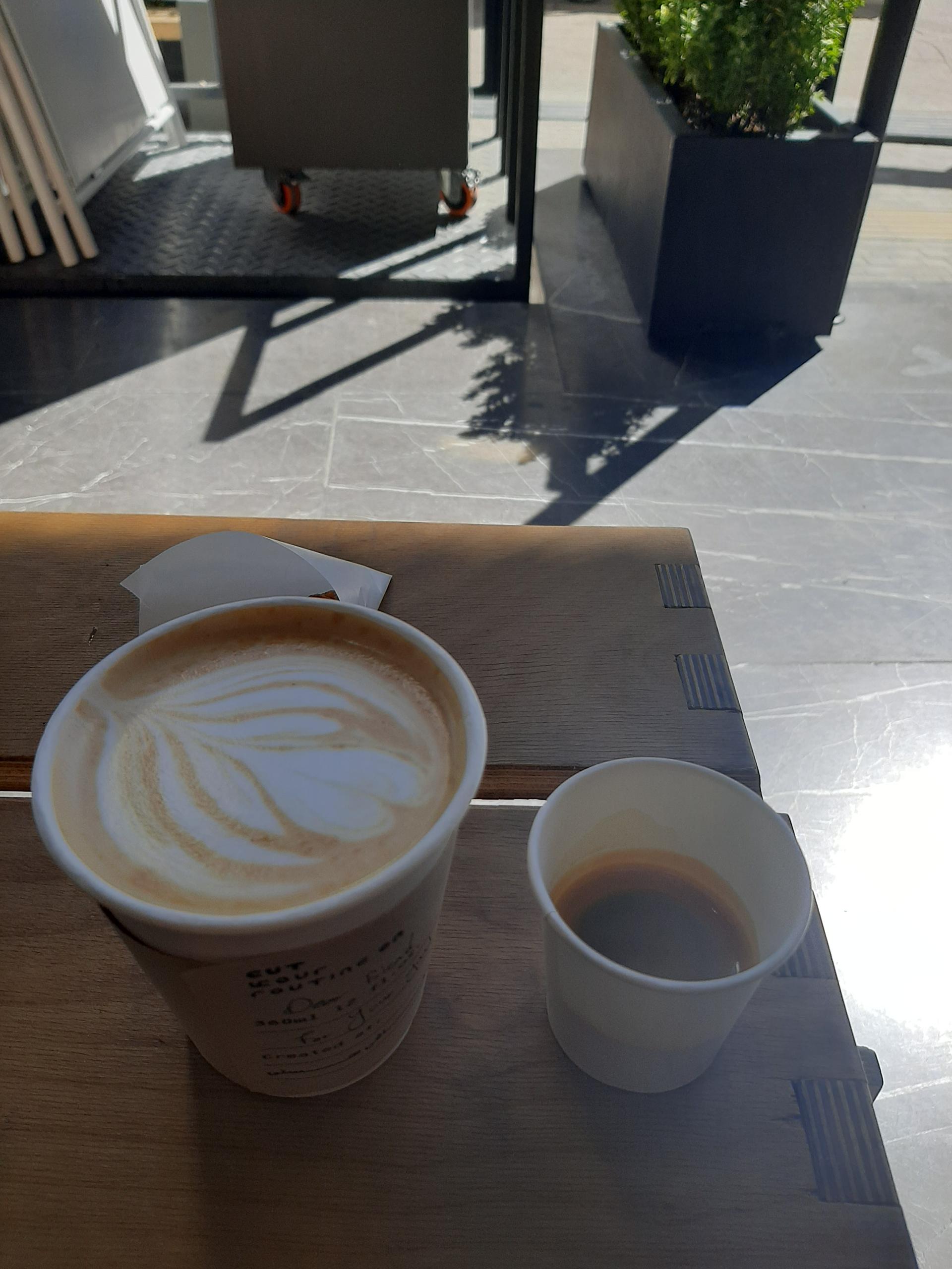 عکس کافه بیکری کات آن cuton