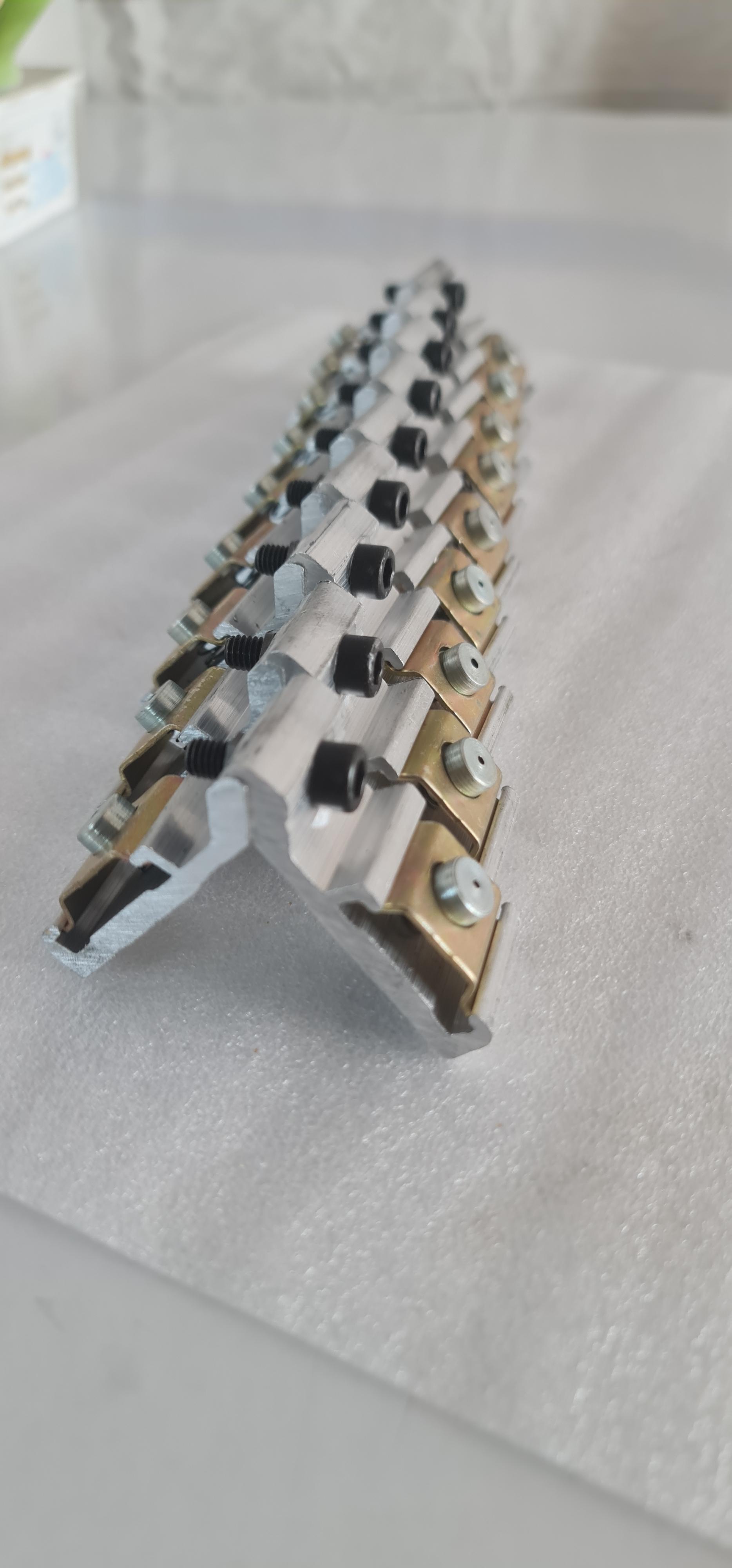 عکس تولید یراق آلات آلومینیوم دولوکس