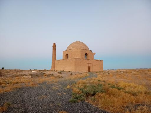 عکس آرامگاه امیر ارسلان جاذب