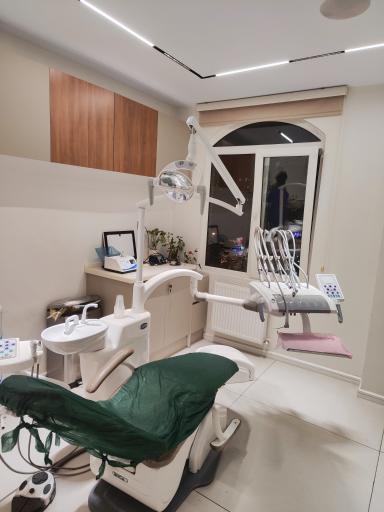 عکس کلینیک دندانپزشکی آیریک (دکتر صادق آقاجری)
