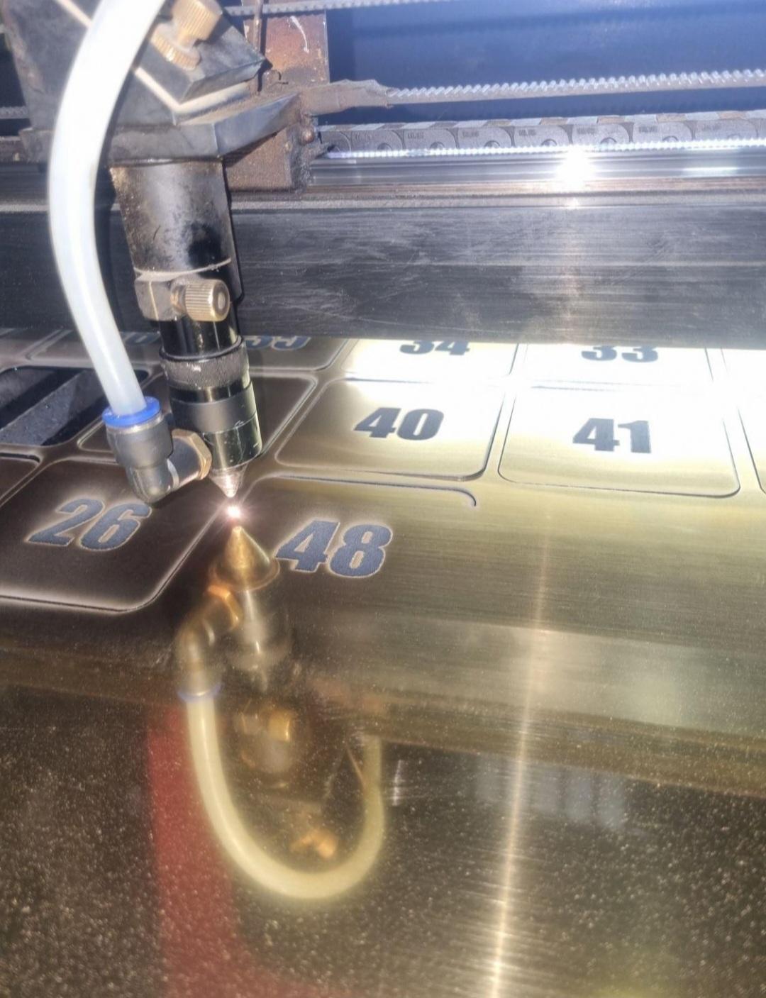 عکس برش لیزر غیرفلزات زمانی 