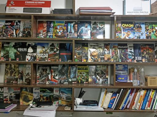 عکس کافی نت و محصولات فرهنگی تکامل ذهن