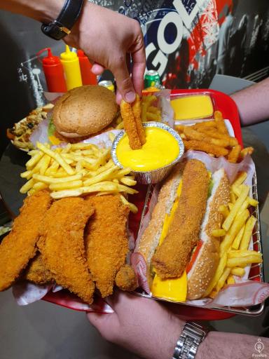 عکس رستوران ایتالیایی چوبین