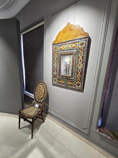 عکس موزه نقاشی پشت شیشه