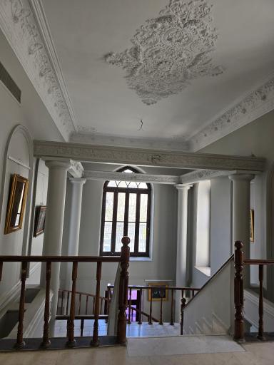 عکس موزه نقاشی پشت شیشه