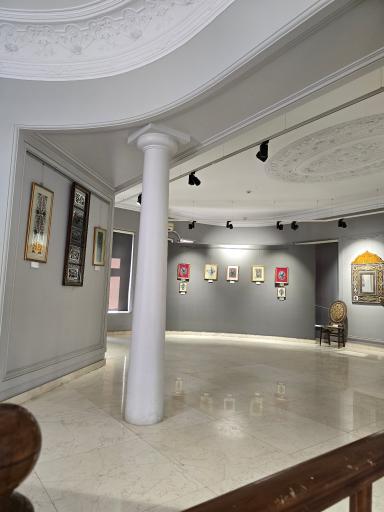 عکس موزه نقاشی پشت شیشه