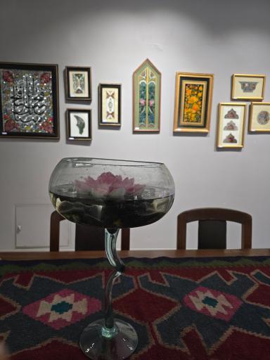 عکس موزه نقاشی پشت شیشه