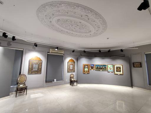 عکس موزه نقاشی پشت شیشه