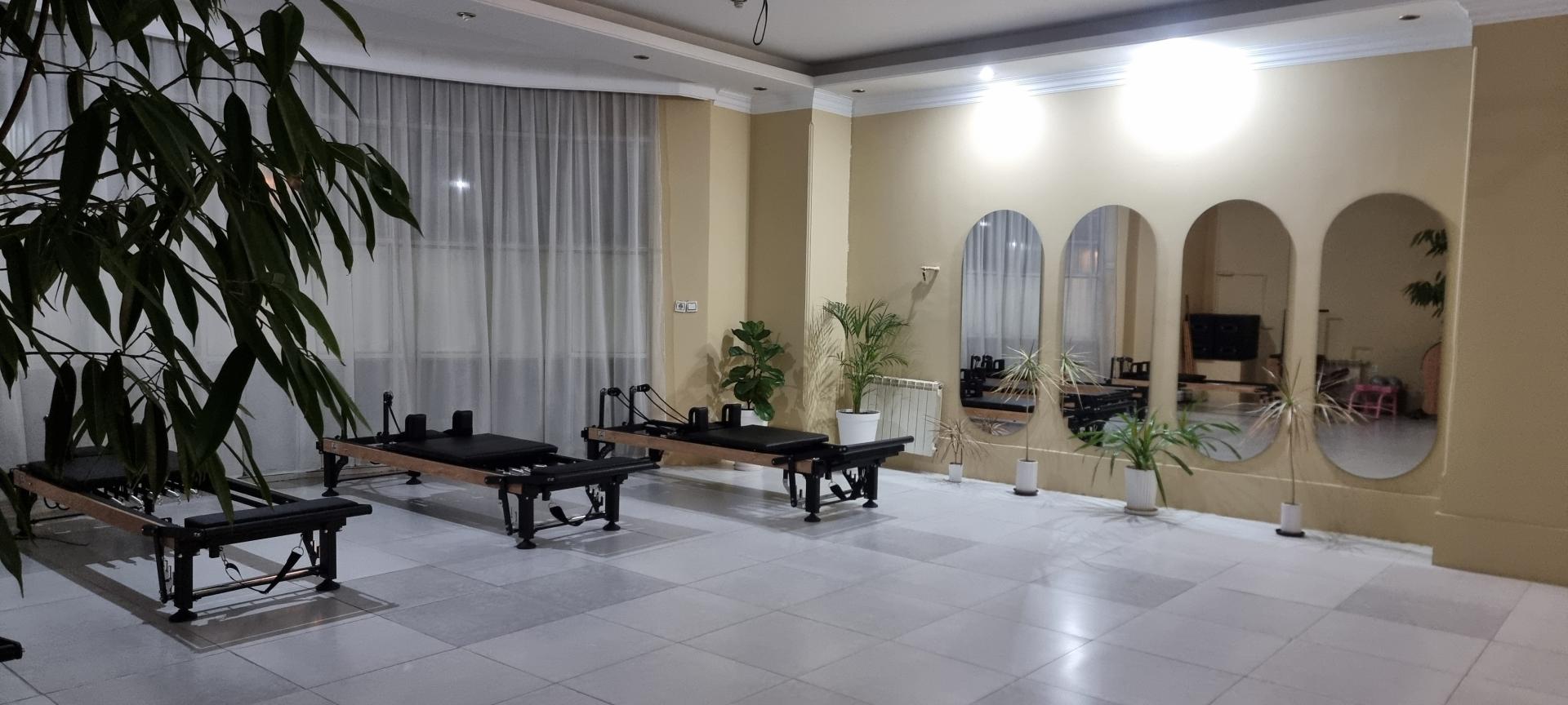 عکس یوگا و پیلاتس مونا