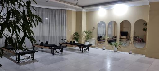 عکس یوگا و پیلاتس مونا