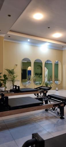 عکس یوگا و پیلاتس مونا