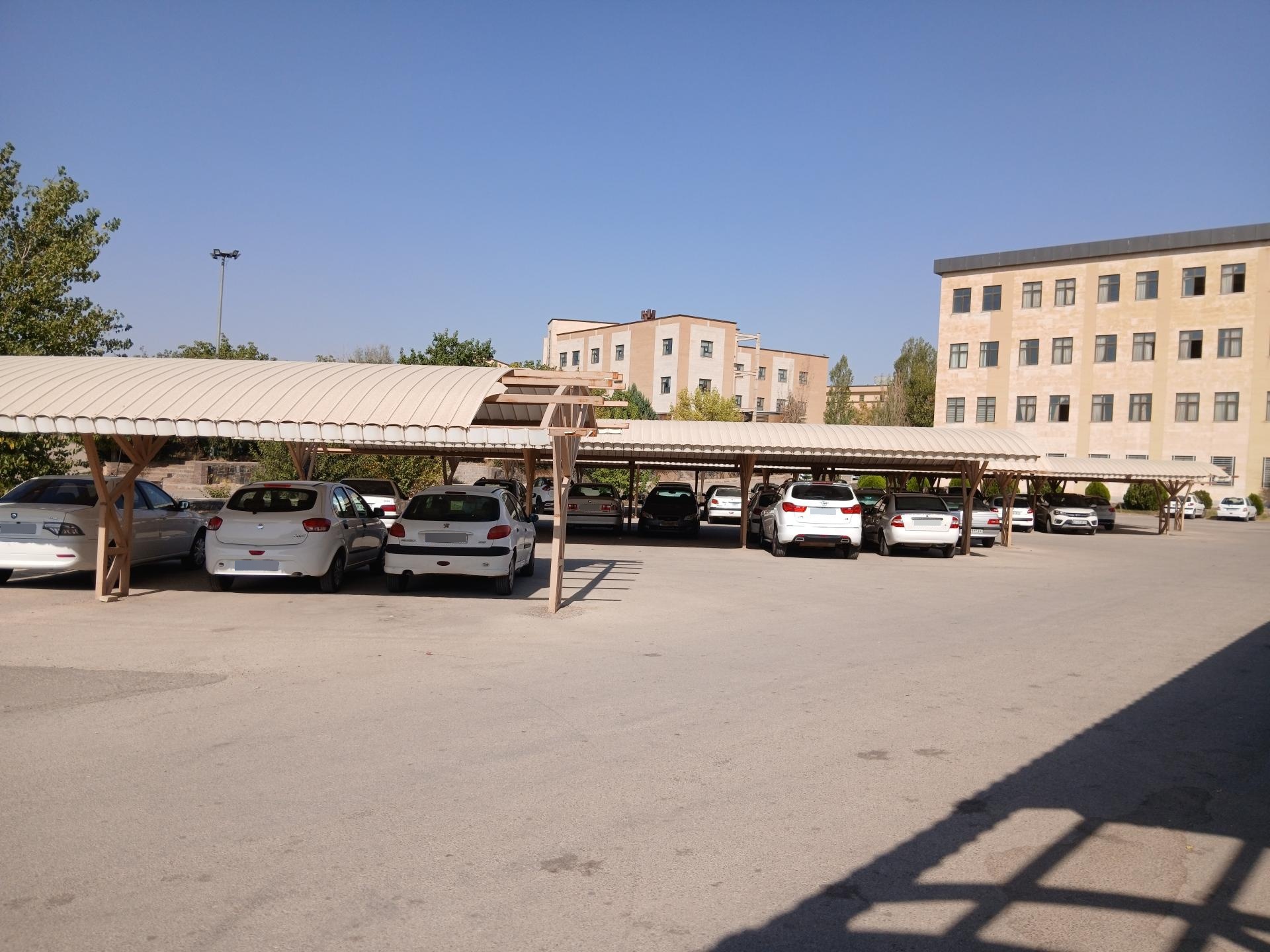 عکس پارکینگ کارکنان دانشکده علوم انسانی