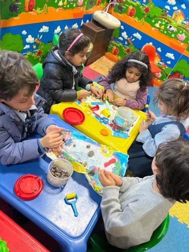 عکس مهدکودک و پیش دبستانی عمارت رنگارنگ 