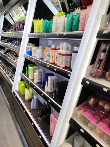 عکس فروشگاه لوازم آرایشی بهداشتی فلورمار
