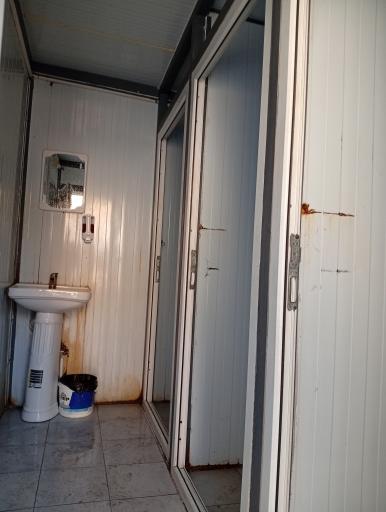 عکس سرویس بهداشتی چهارراه سینما سعدی