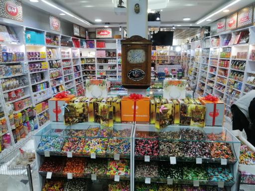 عکس فروشگاه شکلات سادات