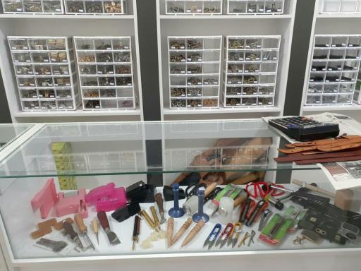 عکس چرم دست دوز و یراق و ابزار کروکو